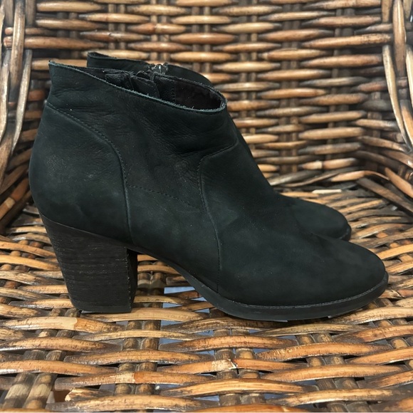 STEVE MADDEN "GILMORE' Black Nubuck Chelsea Ankle Zip Booties
Size 8 - Picture 2 of 12